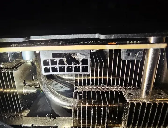 Geforce RTX 5090: 16-Pin-Stecker bei 2D-Spiel stark verschmort