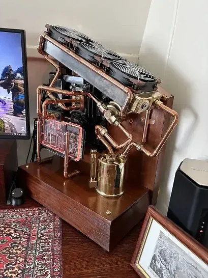 Kupferrohre und Lötlampe: Custom-PC im Steampunk-Look begeistert auf Reddit